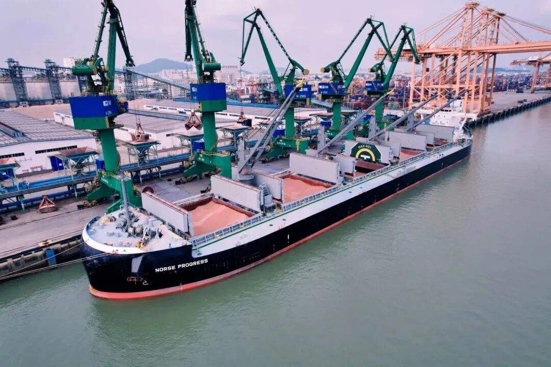 媒体报道丨《中国交通报》头版头条：高端制造加速出海 内陆腹地深度链接