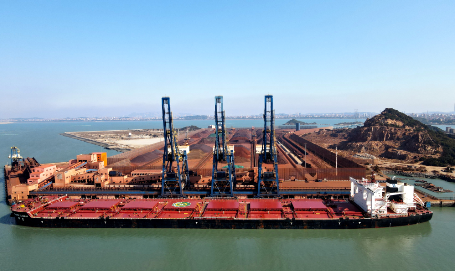 湄洲湾港罗屿码头元旦泊巨轮迎接开门红